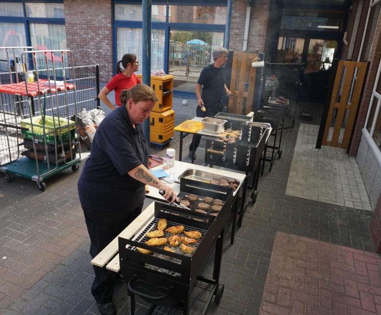 Keukenploeg van MPI Oosterlo bakt het vlees voor de BBQ.