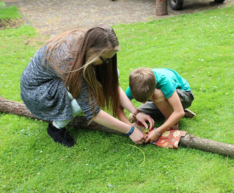 Samen totems maken tijdens de kunstweek